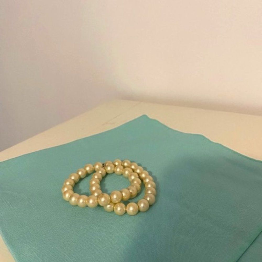 Pearl bracelet , elastic